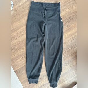 Vuori women’s Black Joggers